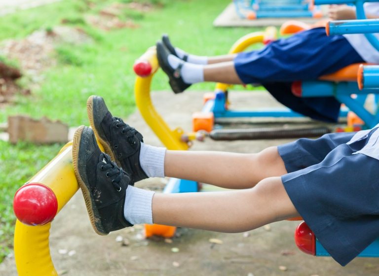 Gymnastique pour les jeunes à l’École St Joseph pour enfants amérindiens