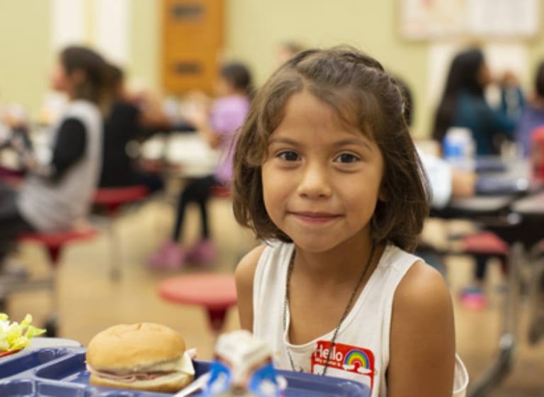 Notre programme alimentaire 2020 rend les enfants plus forts dans leur esprit, leur corps, leur cœur et leur âme.