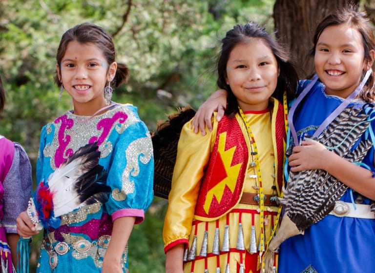 Les enfants de l’École indienne St Joseph du Dakota font éclater leur joie lors du Powwow 2020 !