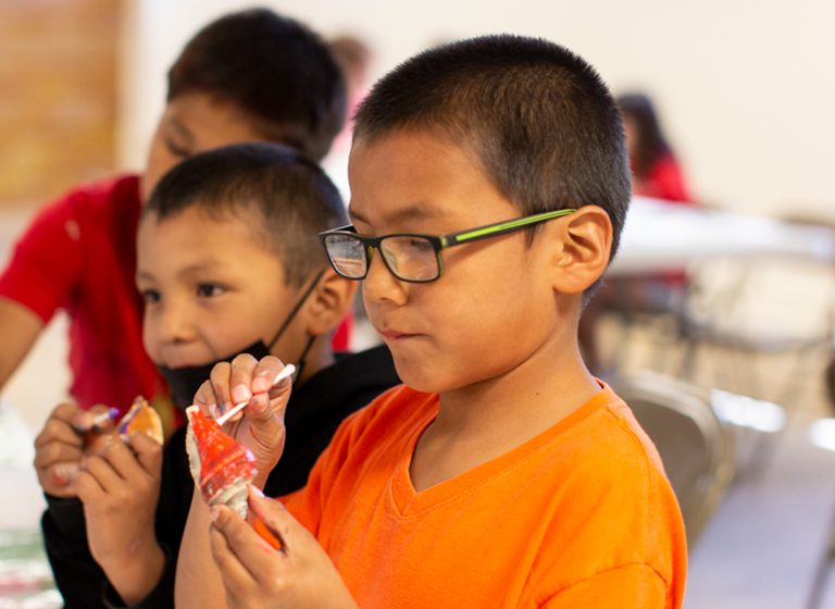 Transformer et donner de la couleur à la vie des enfants sioux lakota grâce à l’éducation.